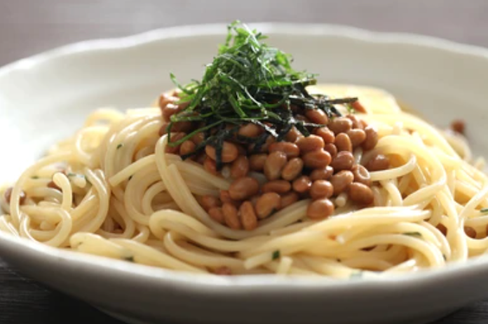 Spaghetti topped with crunchy natto and shredded nori